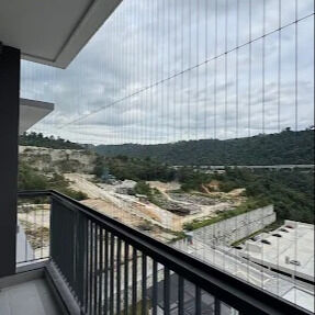 आधुनिक भवनों के लिए स्थायित्व और सौंदर्य की अपील को जोड़ते हुए बालकनी अदृश्य ग्रिल पारदर्शी जाल सुरक्षा समाधान