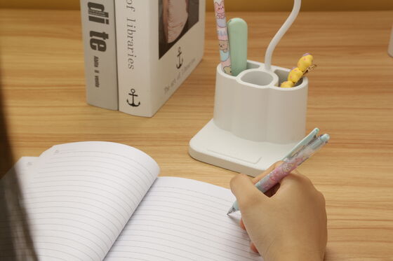 अध्ययन कक्ष एलईडी टेबल लैंप, बेडरूम के माहौल को बढ़ाने के लिए डिज़ाइन किया गया, टिकाऊ निर्माण और कॉम्पैक्ट पैकेजिंग के साथ रोशनी प्रदान करता है