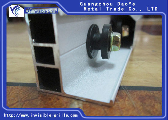 दूधिया सफेद एल्यूमीनियम रेल ट्रैक फिक्सिंग बेडरूम अदृश्य ग्रिल्स